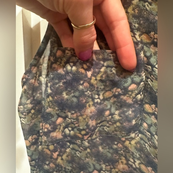 Floral sheer sleeveless top - Picture 3 of 5